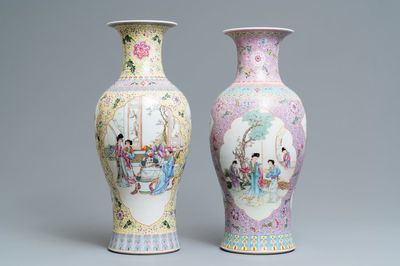 Deux vases en porcelaine de Chine famille rose, marque de Qianlong, République