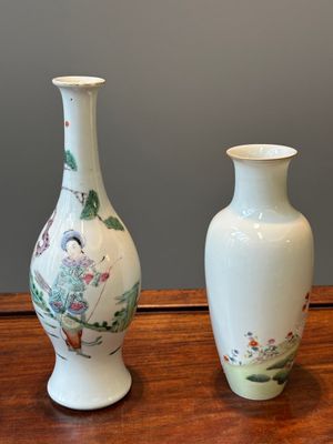 Deux vases en porcelaine de Chine famille rose, marque Ju Ren Tang 居仁堂, 19/20ème — photo 2