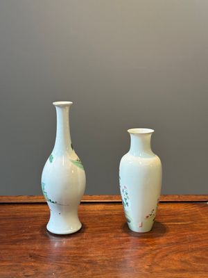 Deux vases en porcelaine de Chine famille rose, marque Ju Ren Tang 居仁堂, 19/20ème — photo 3
