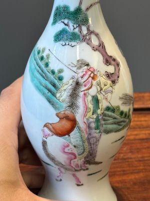 Deux vases en porcelaine de Chine famille rose, marque Ju Ren Tang 居仁堂, 19/20ème — photo 6