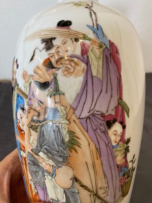Deux vases en porcelaine de Chine famille rose, marques de Cao Mulin 曹木林 et Wang Bu 王步, un daté 1980 — photo 11