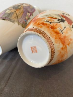Deux vases en porcelaine de Chine famille rose, marques de Cao Mulin 曹木林 et Wang Bu 王步, un daté 1980 — photo 4