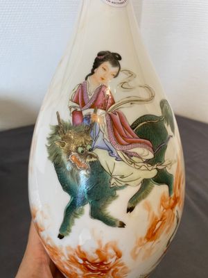 Deux vases en porcelaine de Chine famille rose, marques de Cao Mulin 曹木林 et Wang Bu 王步, un daté 1980 — photo 6