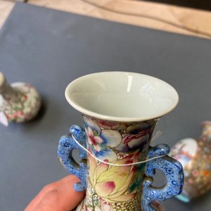 Deux vases en porcelaine de Chine famille rose, marques de Qianlong, République — photo 10
