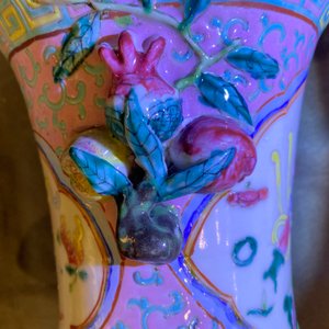 Deux vases en porcelaine de Chine famille rose pour le marché Straits ou Peranakan, 19ème — photo 19