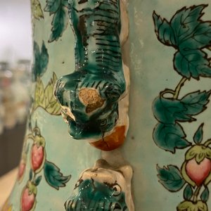 Deux vases en porcelaine de Chine famille rose pour le marché Straits ou Peranakan, 19ème — photo 20