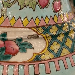Deux vases en porcelaine de Chine famille rose pour le marché Straits ou Peranakan, 19ème — photo 21