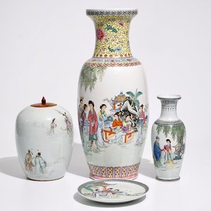 Deux vases en porcelaine de Chine famille rose, un pot à gingembre et une assiette, 19/20ème — photo 1