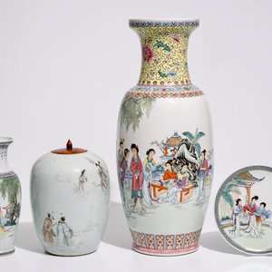 Deux vases en porcelaine de Chine famille rose, un pot à gingembre et une assiette, 19/20ème — photo 2