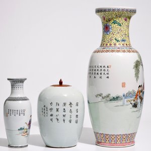Deux vases en porcelaine de Chine famille rose, un pot à gingembre et une assiette, 19/20ème — photo 5