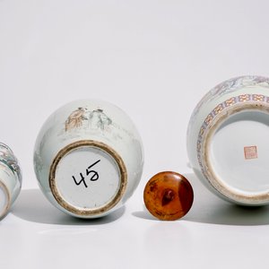 Deux vases en porcelaine de Chine famille rose, un pot à gingembre et une assiette, 19/20ème — photo 7
