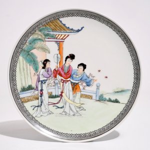 Deux vases en porcelaine de Chine famille rose, un pot à gingembre et une assiette, 19/20ème — photo 9