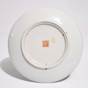 Deux vases en porcelaine de Chine famille rose, un pot à gingembre et une assiette, 19/20ème — photo 10
