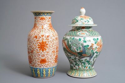 Deux vases en porcelaine de Chine famille verte et rouge de fer, 19/20ème