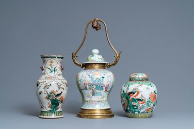 Deux vases en porcelaine de Chine famille verte et un en famille rose monté en lampe, 19ème
