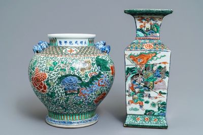 Deux vases en porcelaine de Chine famille verte et wucai, 19ème