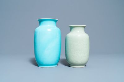 Deux vases en porcelaine de Chine monochrome céladon et turquoise, 19/20ème