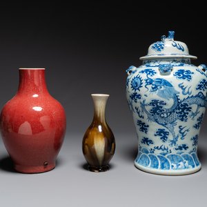 Deux vases en porcelaine de Chine monochrome et un vase couvert en bleu et blanc, 19ème — photo 1