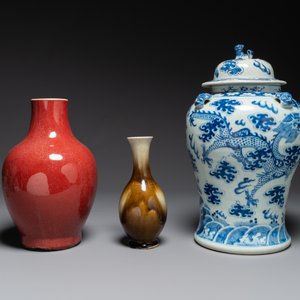 Deux vases en porcelaine de Chine monochrome et un vase couvert en bleu et blanc, 19ème — photo 2