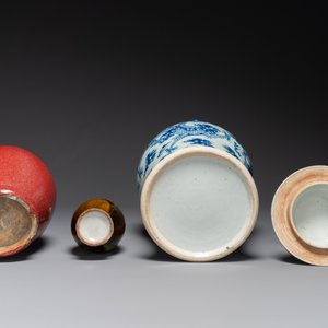 Deux vases en porcelaine de Chine monochrome et un vase couvert en bleu et blanc, 19ème — photo 4
