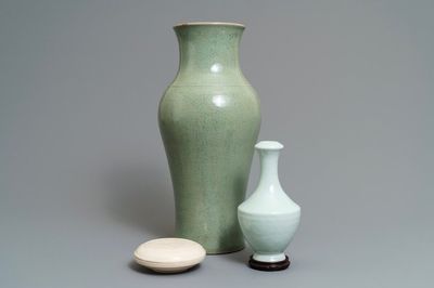Deux vases en porcelaine de Chine monochrome et une boîte en blanc de Chine de Dehua, 18/19ème