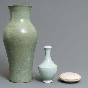 Deux vases en porcelaine de Chine monochrome et une boîte en blanc de Chine de Dehua, 18/19ème — photo 3