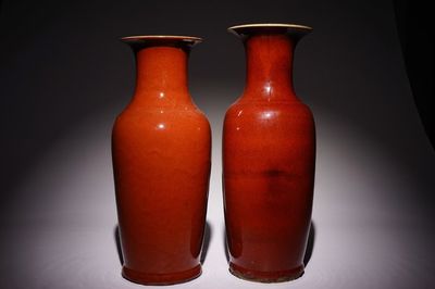 Deux vases en porcelaine de Chine monochrome sang de boeuf, 19/20ème