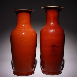 Deux vases en porcelaine de Chine monochrome sang de boeuf, 19/20ème — photo 1