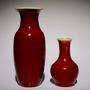 Deux vases en porcelaine de Chine monochrome sang de boeuf, 19/20ème — photo 1
