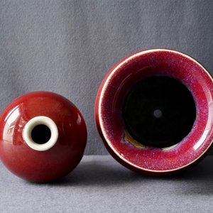 Deux vases en porcelaine de Chine monochrome sang de boeuf et flambé, 18/19ème — photo 14