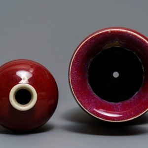 Deux vases en porcelaine de Chine monochrome sang de boeuf et flambé, 18/19ème — photo 7