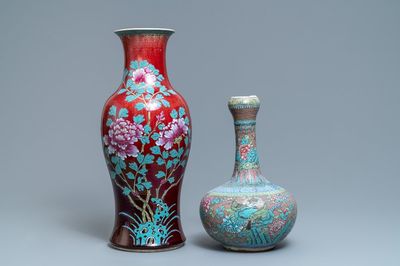 Deux vases en porcelaine de Chine monochrome sang de boeuf et flambé à décor émaillé, 19ème