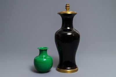 Deux vases en porcelaine de Chine monochrome vert et noir, 18/19ème