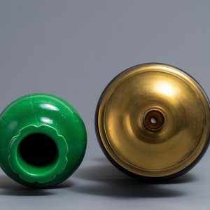 Deux vases en porcelaine de Chine monochrome vert et noir, 18/19ème — photo 6