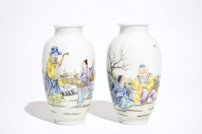 Deux vases en porcelaine de Chine polychrome, marque de Qianlong, 20ème