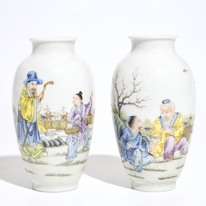 Deux vases en porcelaine de Chine polychrome, marque de Qianlong, 20ème — photo 1