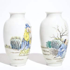 Deux vases en porcelaine de Chine polychrome, marque de Qianlong, 20ème — photo 4