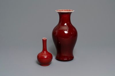 Deux vases en porcelaine de Chine rouge langyao, 19ème