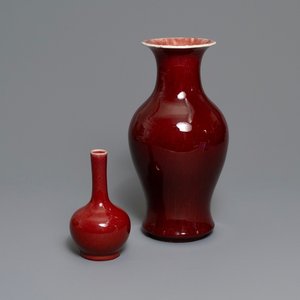 Deux vases en porcelaine de Chine rouge langyao, 19ème — photo 1