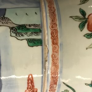 Deux vases en porcelaine de Chine wucai et bleu et blanc, marques de Yongzheng et Wanli, 19ème — photo 13