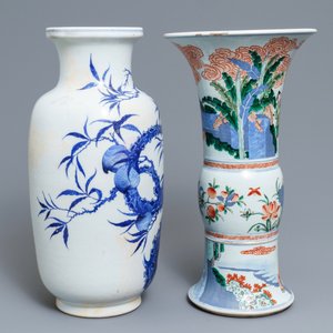 Deux vases en porcelaine de Chine wucai et bleu et blanc, marques de Yongzheng et Wanli, 19ème — photo 2