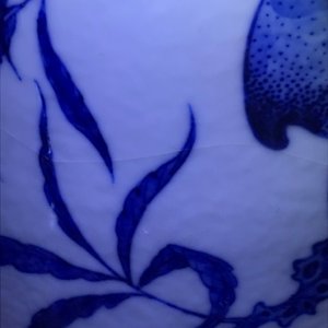 Deux vases en porcelaine de Chine wucai et bleu et blanc, marques de Yongzheng et Wanli, 19ème — photo 21