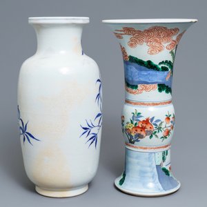 Deux vases en porcelaine de Chine wucai et bleu et blanc, marques de Yongzheng et Wanli, 19ème — photo 3