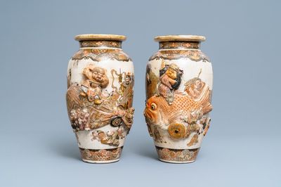 Deux vases en porcelaine Satsuma de Japon à décor en relief, Meiji, 19ème