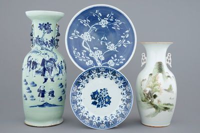 Deux vases et deux plats en porcelaine de Chine en bleu et blanc, 18/19ème