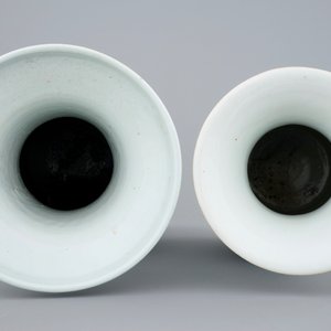 Deux vases et deux plats en porcelaine de Chine en bleu et blanc, 18/19ème — photo 6