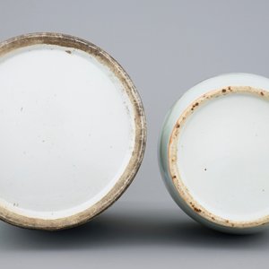 Deux vases et deux plats en porcelaine de Chine en bleu et blanc, 18/19ème — photo 7