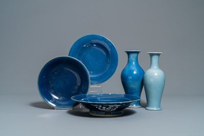 Deux vases et trois plats en porcelaine de Chine bleu monochrome, 19/20ème