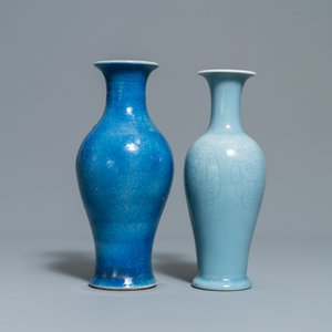 Deux vases et trois plats en porcelaine de Chine bleu monochrome, 19/20ème — photo 9