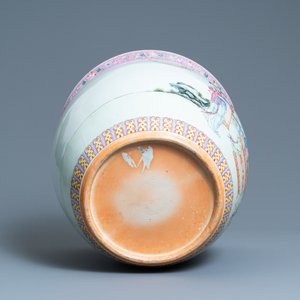 Deux vases et un aquarium en porcelaine de Chine famille rose, République — photo 12